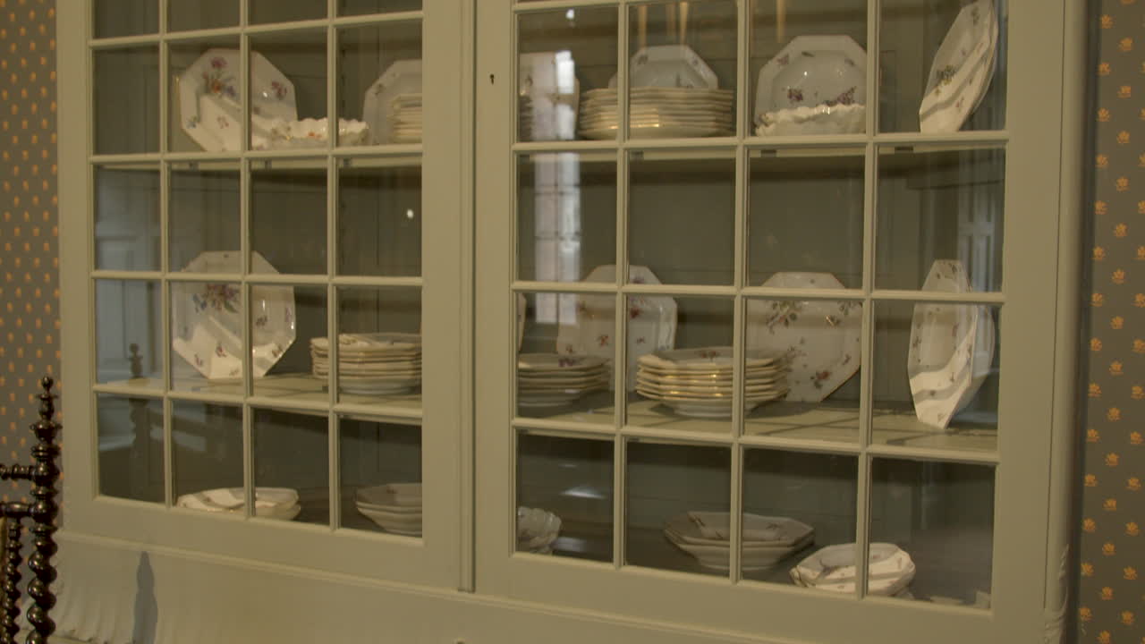 고급스러운 중국 요리가 있는 오래된 캐비닛 위로 기울이기