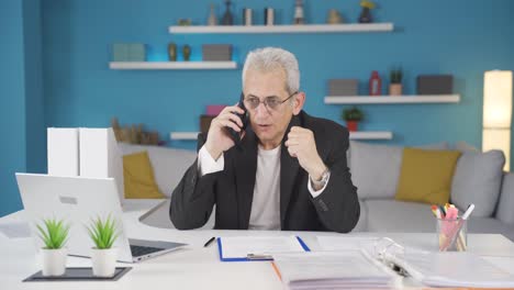 Trabajador-De-Oficina-En-Casa-Hombre-Teléfono-Enojado-Realiza-Una-Llamada-De-Negocios.