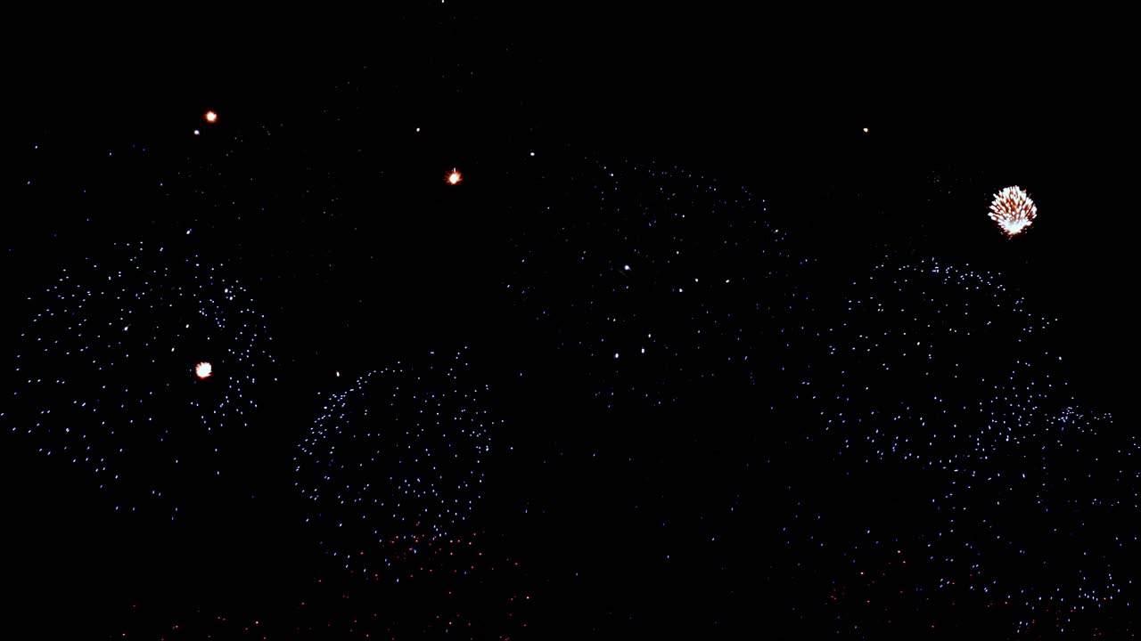 밤하늘에 화려한 불꽃이 터진다. 밝은 색상의 축하 및 이벤트.