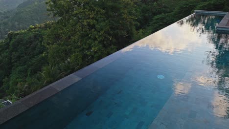 Water-reflecting-in-the-infinity-pool-sitting-on-the-edge-of-luxury-villa