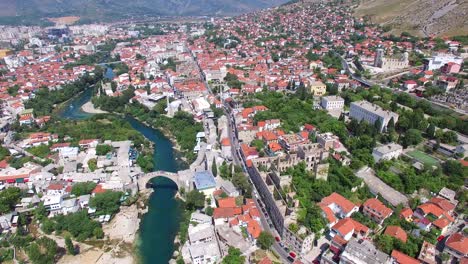 vista aérea de la ciudad de mostar en el río neretva en bosnia