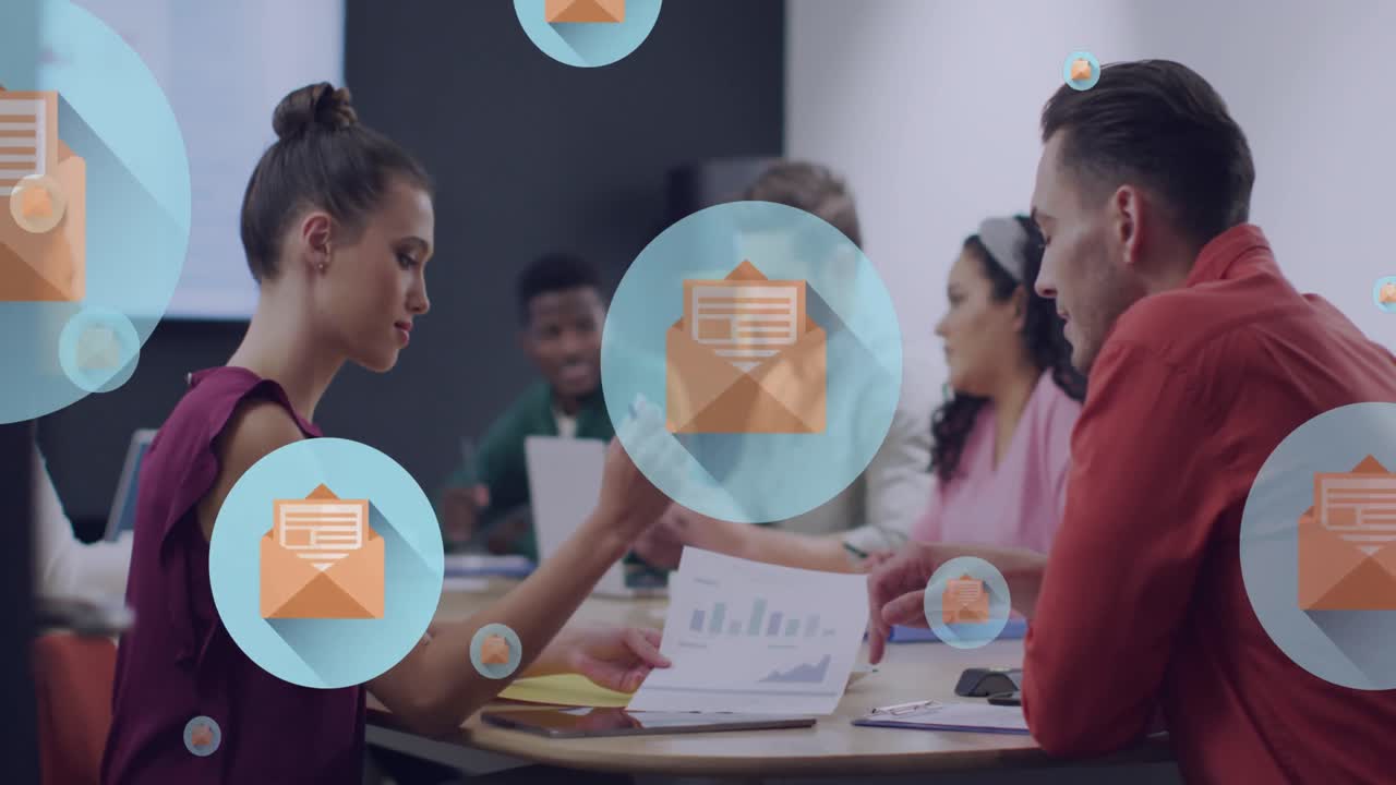 animación de iconos de correo electrónico y procesamiento de datos sobre diversas personas de negocios