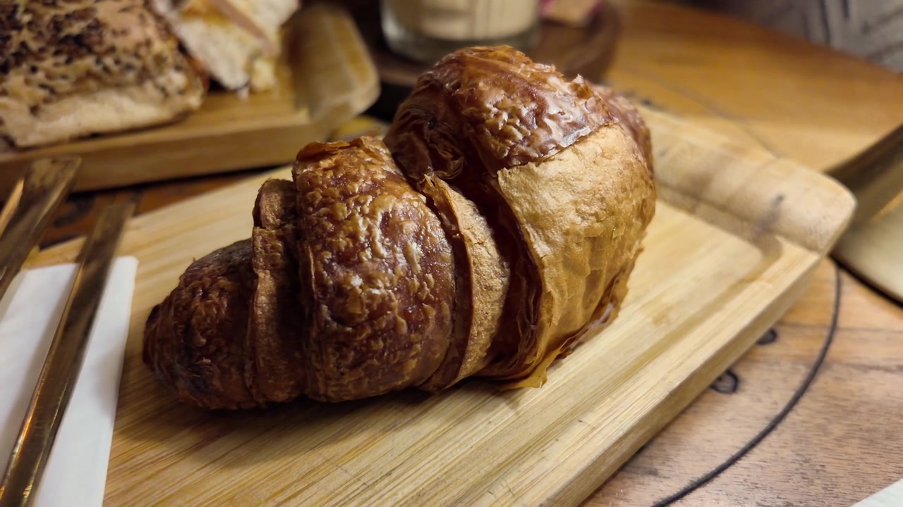 Cornetto appena sfornato su un tagliere di legno