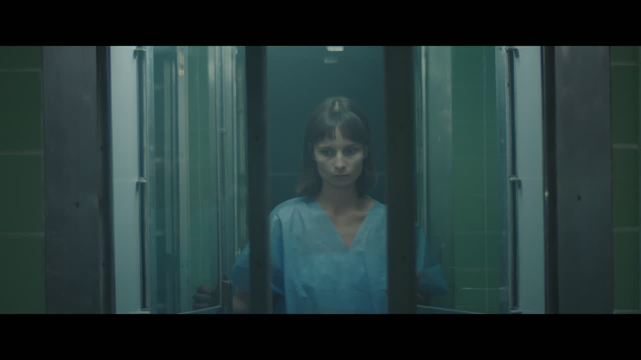 Una ragazza in una strana sala operatoria di notte
