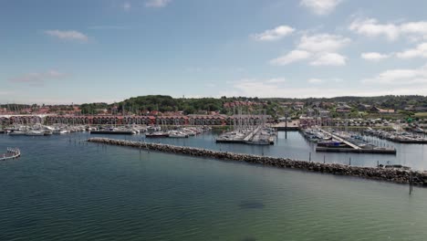 Pequeño-Puerto-Deportivo-Y-Ciudad-Costera-En-Vista-Aérea-Cinematográfica-Veleros-Barcos