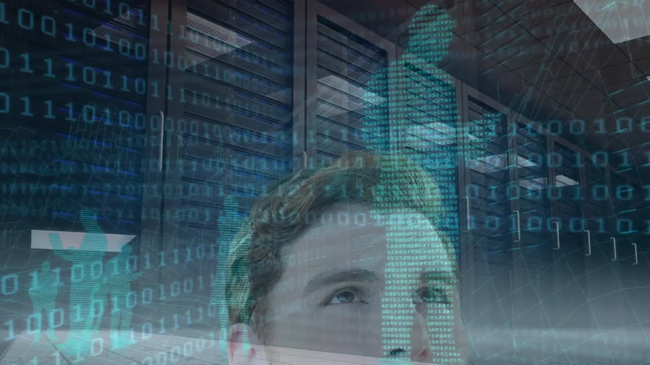 animación del procesamiento de datos sobre el hombre de negocios en la sala de servidores
