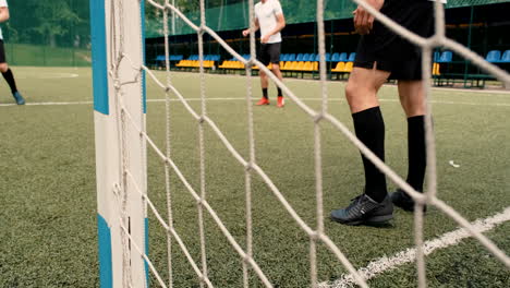 grupo de jóvenes jugando fútbol callejero en un campo