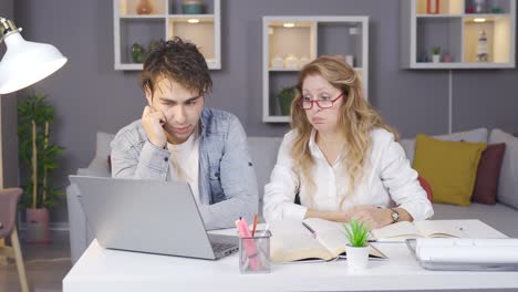 Madre-Ayudando-A-Su-Hijo-Con-Su-Estudio.