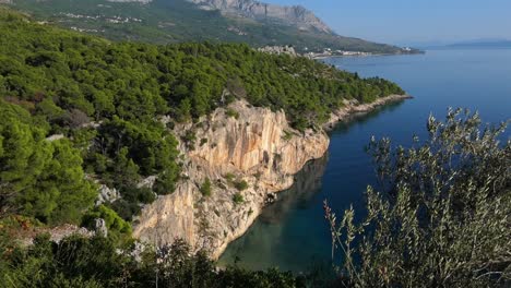 Hermosa-Costa-Mediterránea-Virgen-Con-Verdes-Montañas-Y-Vistas-Al-Mar