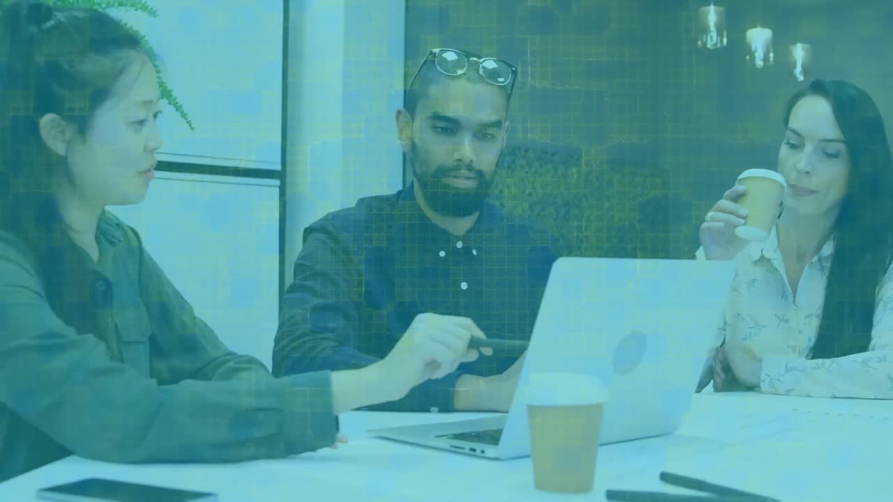 animación del procesamiento de datos sobre una mujer de negocios que usa una computadora portátil