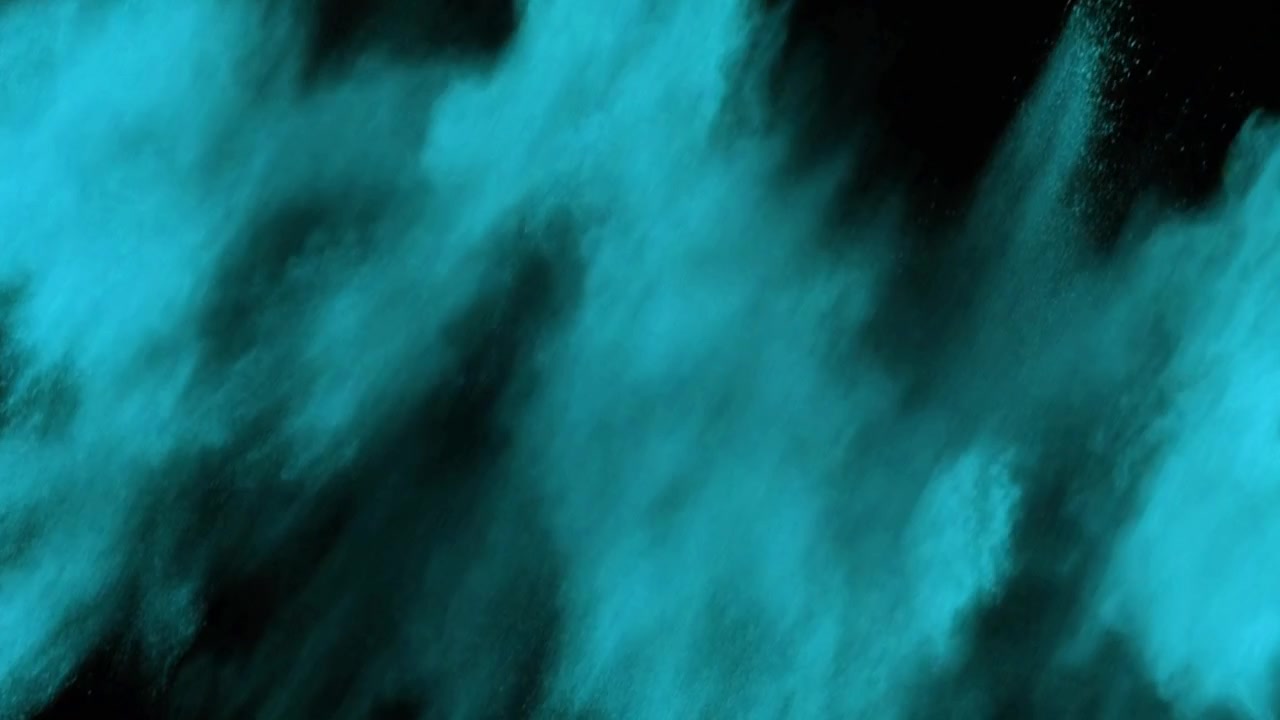 Eksplosion af turkis pulver mod en sort baggrund