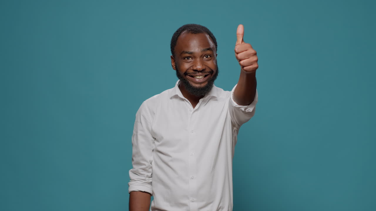 Hombre dando pulgares arriba