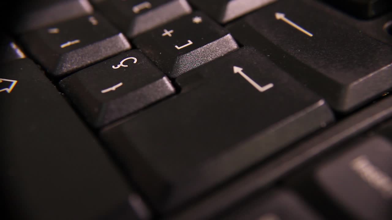 Jarak Dekat Jari Menekan Tombol Enter pada Keyboard Hitam