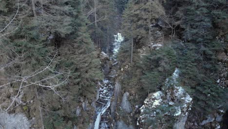 Drone-Ascendiendo-En-Imponentes-Montañas-Forestales-Durante-El-Invierno