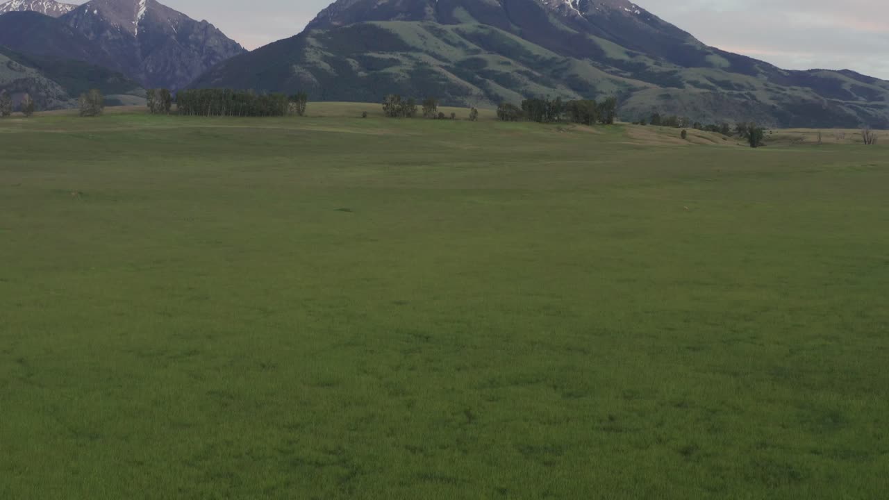 una toma aérea que revela el épico monte emigrante en pray, montana
