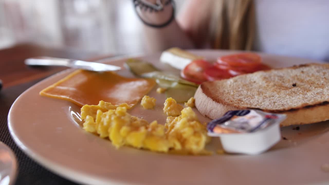 스크램블 에그와 치즈 토스트를 곁들인 아침 식사 플레이트의 슬로우 모션