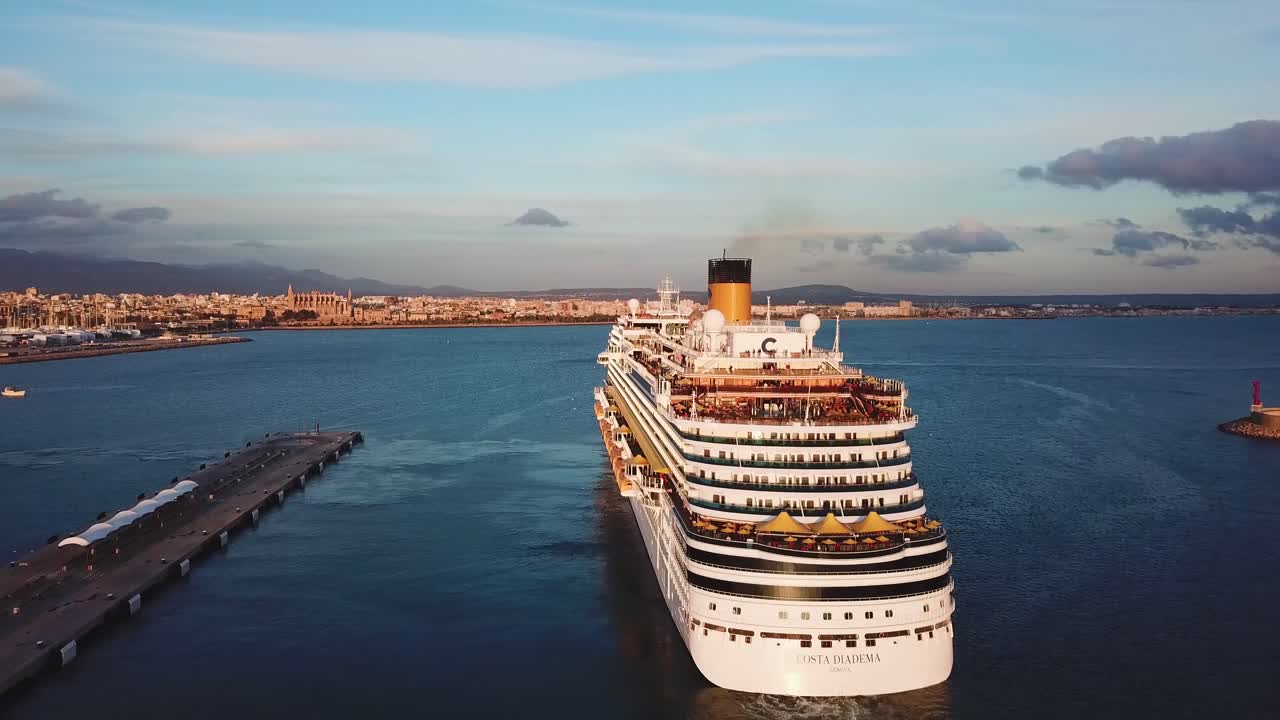코스타다크레마 크루즈 선박이 해가 지면 항구에 들어갑니다.