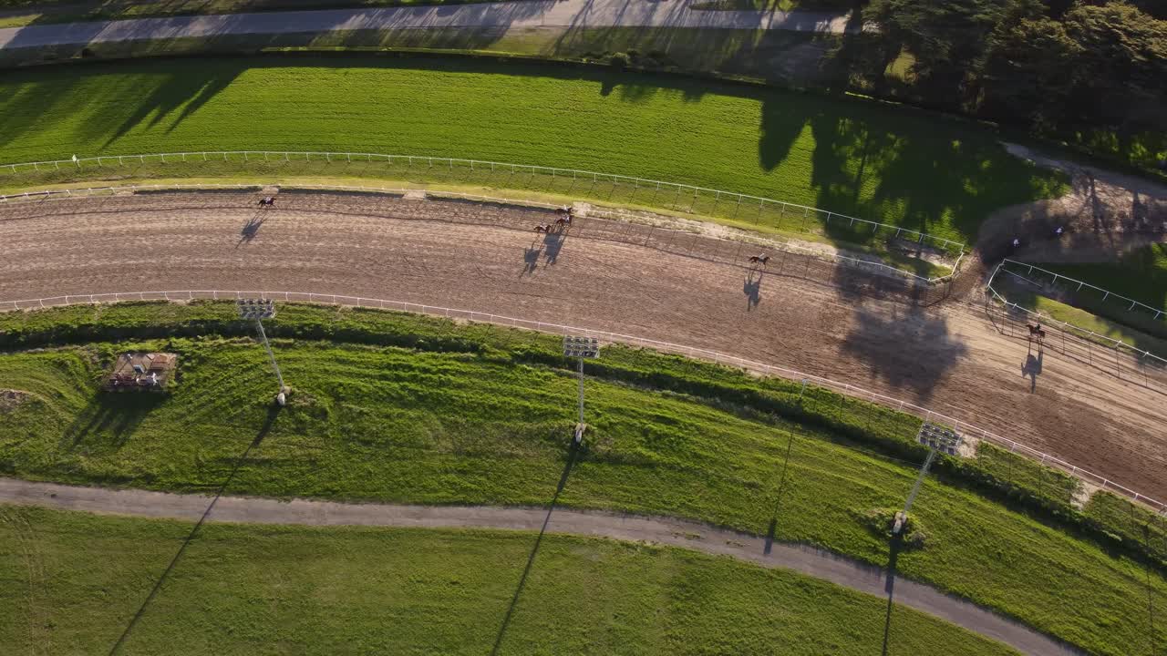 toma aérea de arriba hacia abajo de la ronda de calentamiento durante la competencia de carreras de caballos en san isidro, argentina