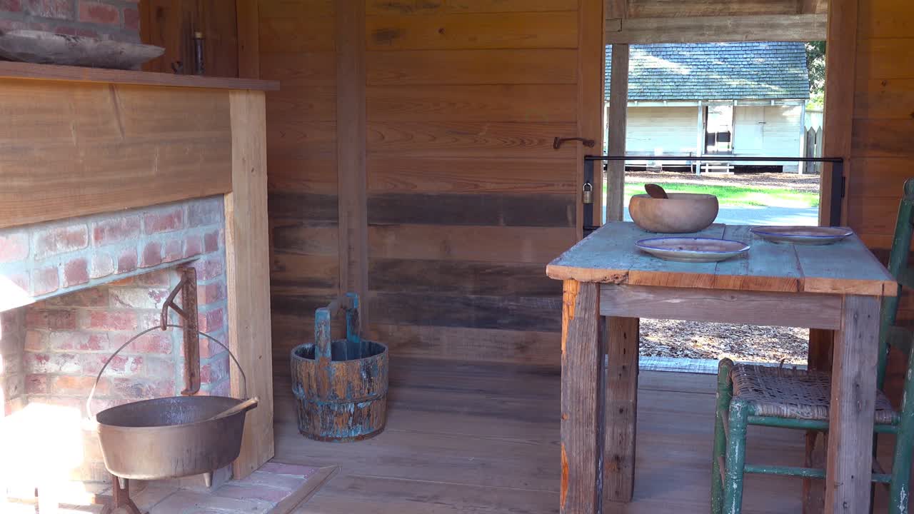 깊은 남쪽에 있는 노예 오두막의 복원된 내부 1
