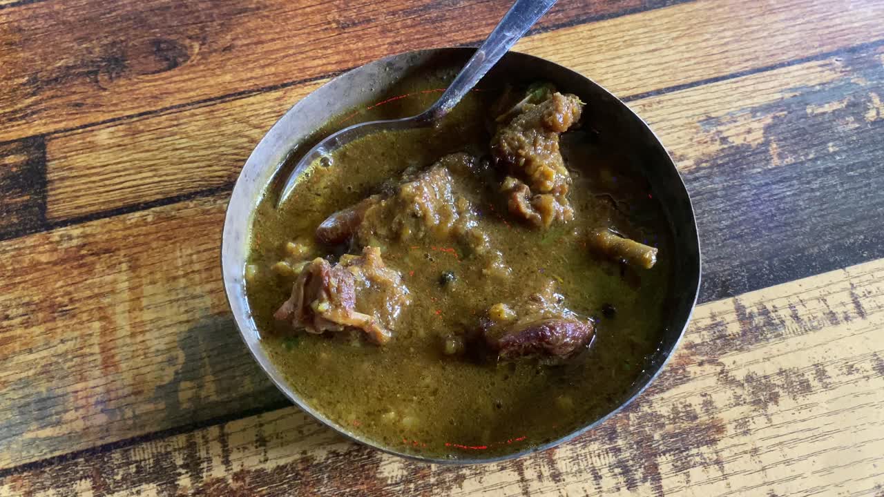 el curry de cordero, también conocido como curry de cordero, curry de cabra o kosha mangsho, es una comida que normalmente se sirve con arroz o panes indios como naan o parotta