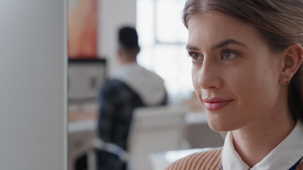 mujer de negocios joven usando la computadora lluvia de ideas para resolver problemas pensando en la solución en el lugar de trabajo de la oficina