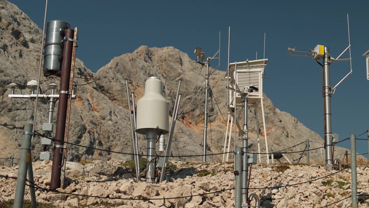 Meteorologische Station auf Kredarica unter dem Berg Triglav in den slowenischen Alpen. Wissenschaftliche Instrumente überwachen Wetter und Klima in einer hochalpinen Umgebung.