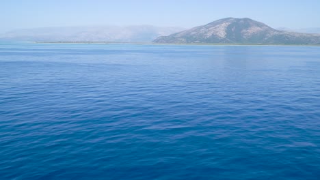 Agua-De-Mar-Azul-Profundo