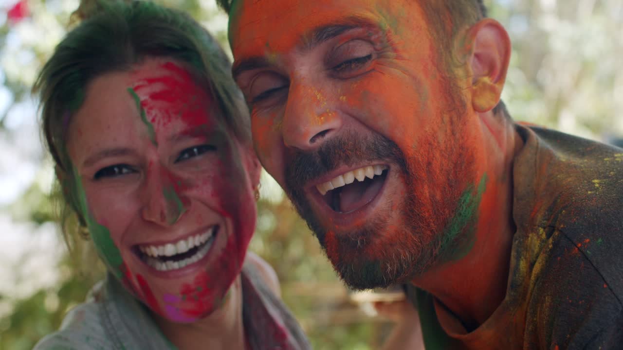Turisti che celebrano il tradizionale festival indiano dei colori indù di Holi