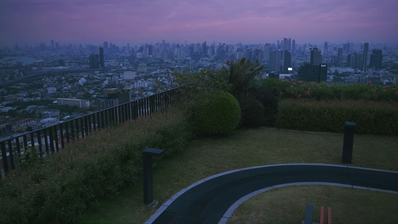 el horizonte de bangkok al crepúsculo: vista desde un jardín en la azotea