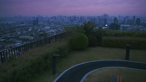 El-Horizonte-De-Bangkok-Al-Atardecer:-Vista-Desde-Un-Jardín-En-La-Azotea