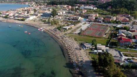 Vista-Aérea-De-La-Playa-De-Sidari-En-Verano-En-La-Isla-De-Corfú,-Grecia