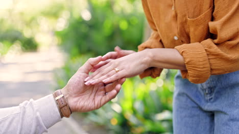 manos, anillo de compromiso y pregunta con un hombre