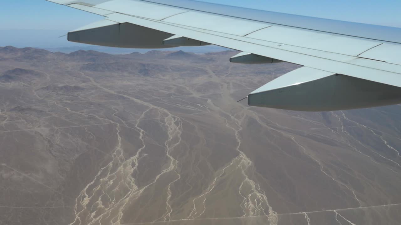 una toma desde un avión que volaba sobre las montañas de los andes y el desierto de atacama