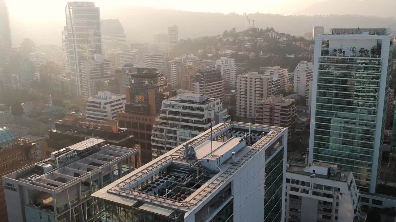 panorama aéreo de drones flotando sobre la ciudad, santiago de chile