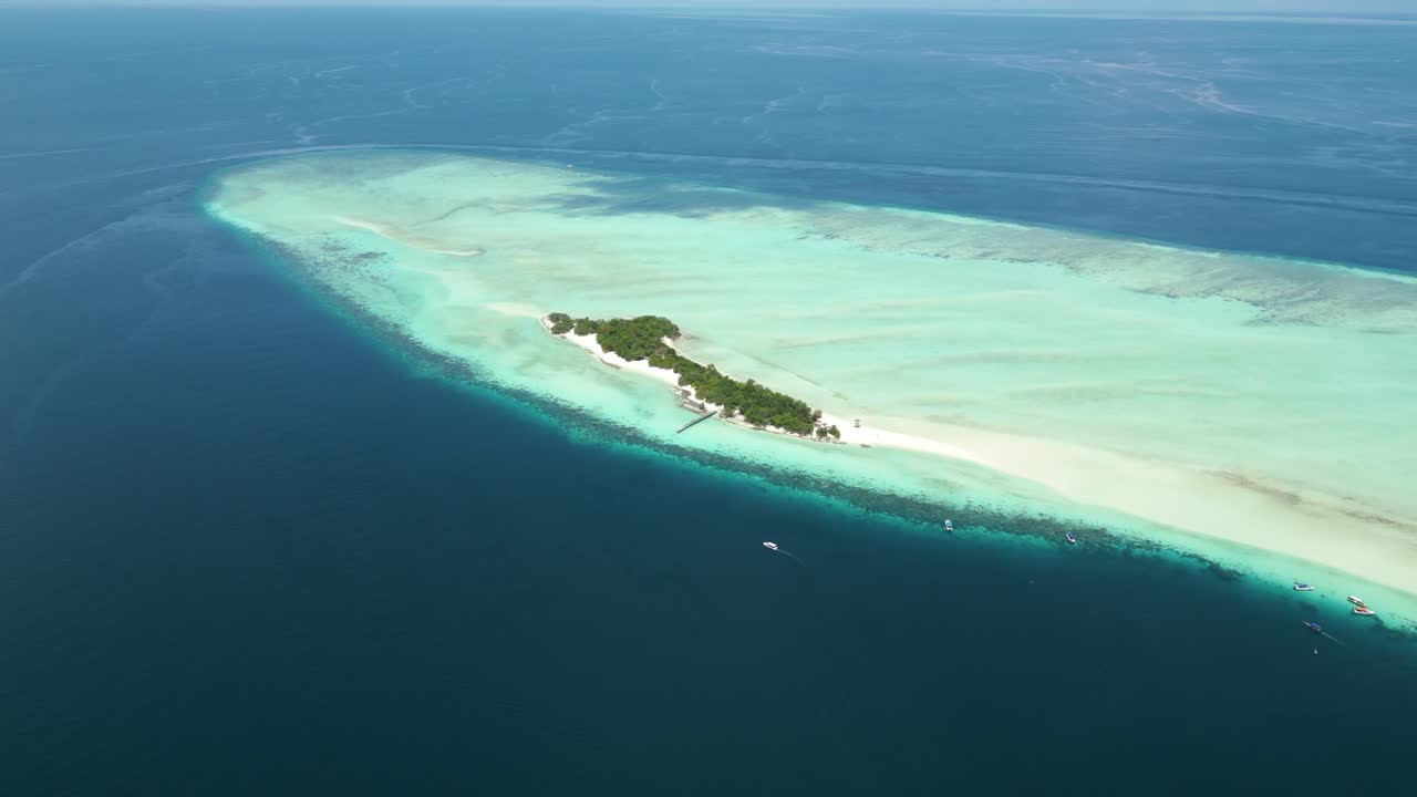 volando hacia pulau mataking kecil impresionante isla en el corazón del océano azul, sabah, malasia