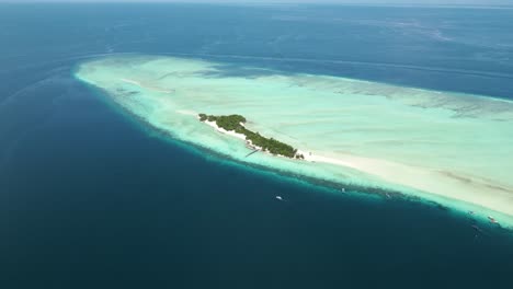 Volando-Hacia-Pulau-Mataking-Kecil-Impresionante-Isla-En-El-Corazón-Del-Océano-Azul,-Sabah,-Malasia
