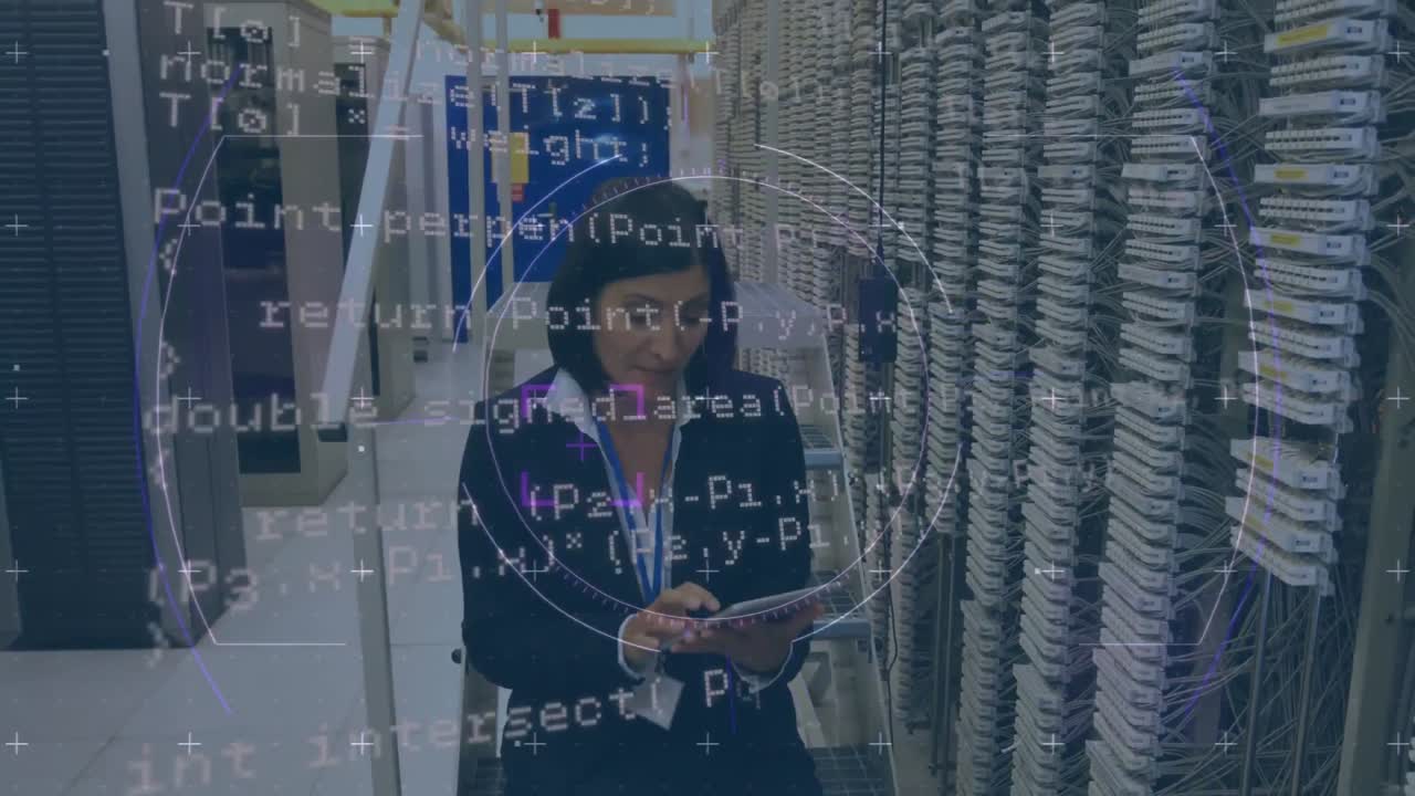 animación de escaneo de alcance y procesamiento de datos sobre mujer usando tableta junto a servidores de computadora