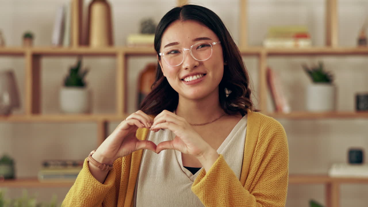 사무실, 심장 손을 가진 아시아 여성의 초상화