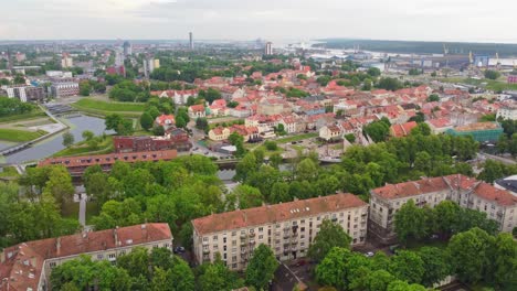 Vista-Aérea-Panorámica-De-La-Ciudad-De-Klaipeda-Con-Tejados-Rojos-Y-El-Río-Dane.