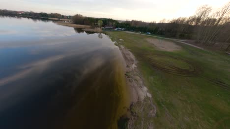 lago de alce - lago de agua dulce en el distrito de lagos de mazuria en polonia