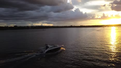 Sonnenuntergang-Schnellboot-Brasilia-Brasilien---Lake-Paranoa-Boot