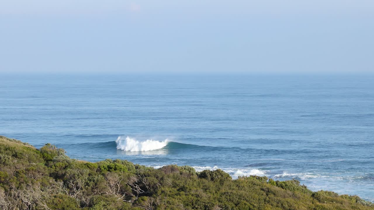 바위가 있는 해안선을 따라 파도가 부히고