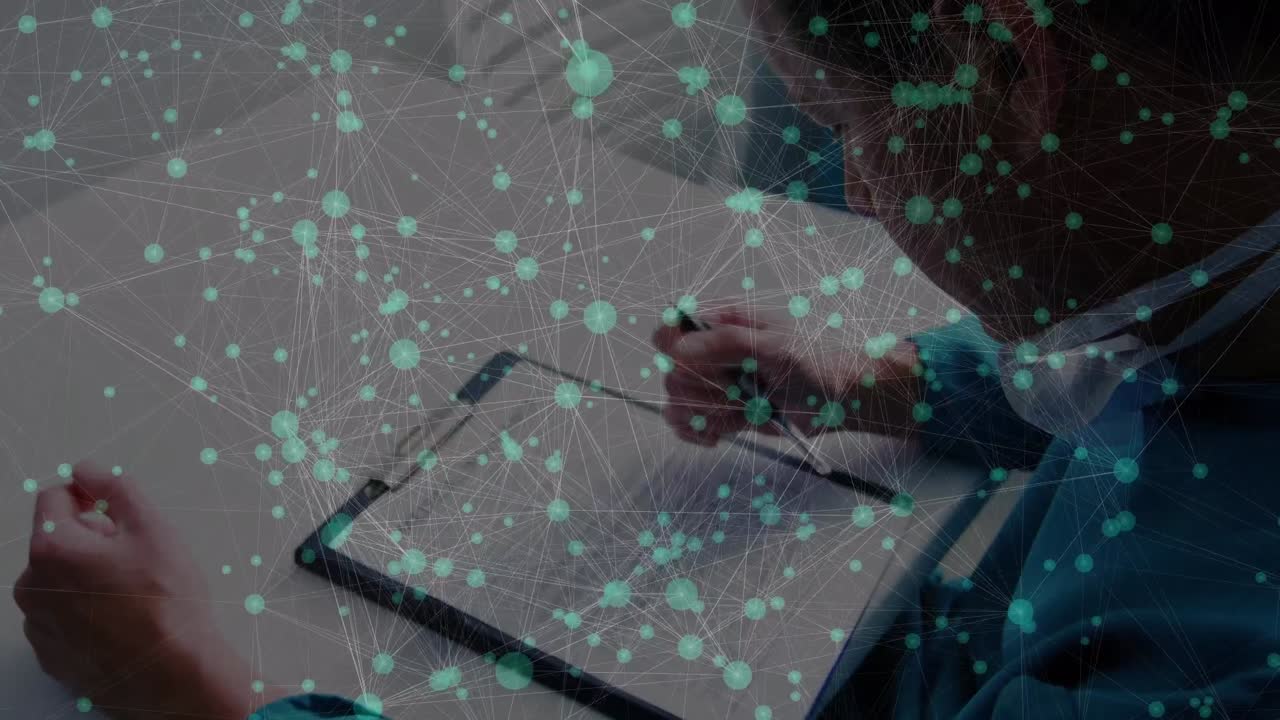 animación de la red de conexiones sobre las manos de un médico caucásico que toma notas