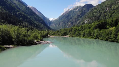 vista aérea del paisaje austríaco con un lago tranquilo y exuberantes montañas verdes - klammsee, kaprun, austria - disparo de drones