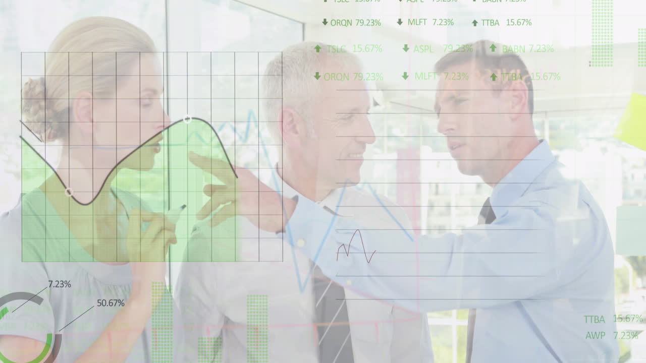 animación de tablero de negociación, gráficos, compañeros de trabajo caucásicos discutiendo y escribiendo en tablero transparente.