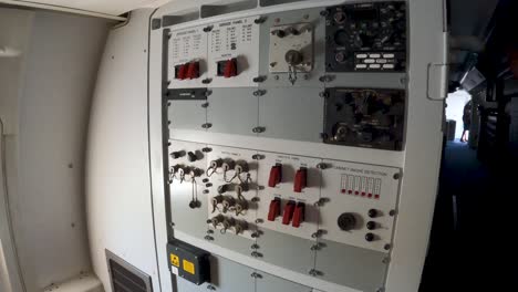 central dentro de un avión de carga naval