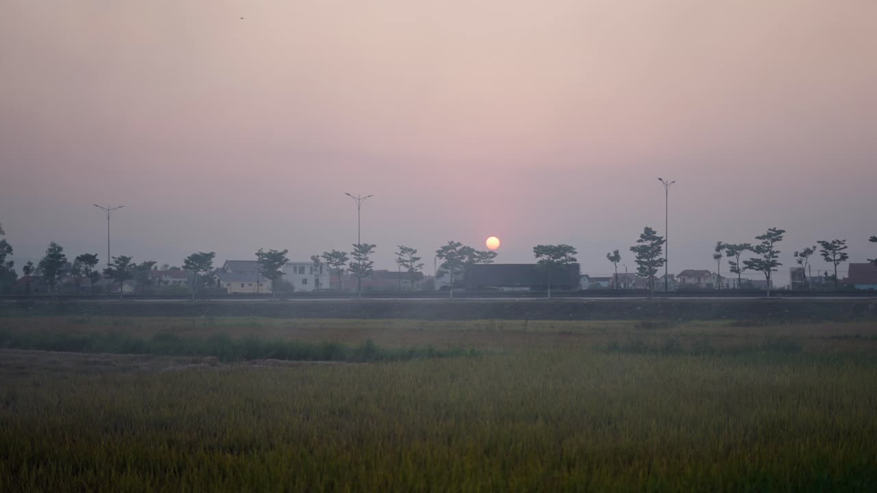 시골 풍경 위 의 해가 뜨는 것