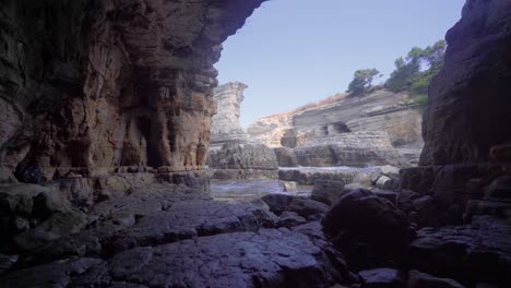 Cueva-Marina-Formada-En-La-Orilla-Del-Mar.