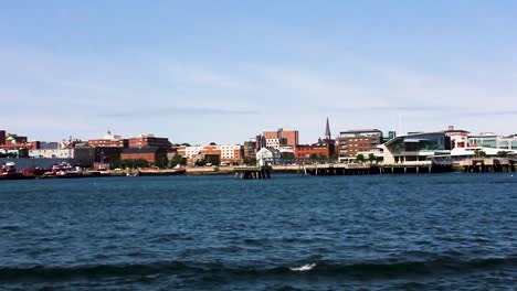 frente al mar de portland, maine con veleros