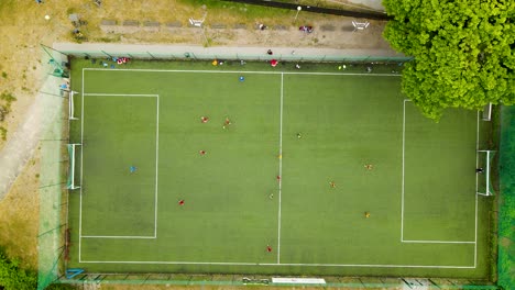 Campo-De-Fútbol-Al-Aire-Libre-Con-Gente-Jugando-Al-Fútbol---Vista-Aérea-De-Arriba-Hacia-Abajo